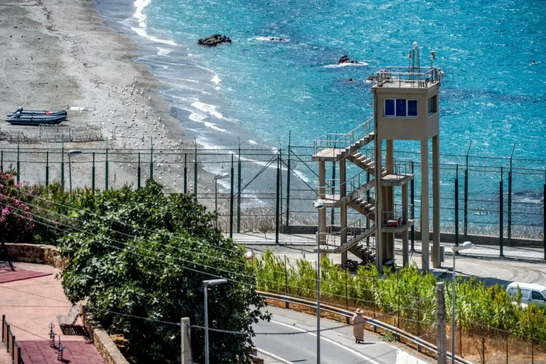 Lee más sobre el artículo España despliega más de 200 agentes adicionales mientras Marruecos refuerza la seguridad en las fronteras de Ceuta y Melilla.